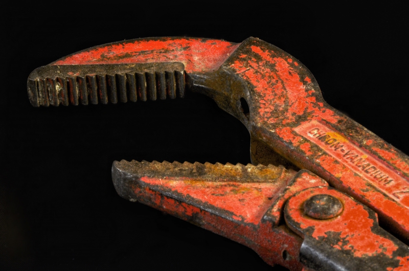 plombier-FREJUS-min_pipe-wrench-318084